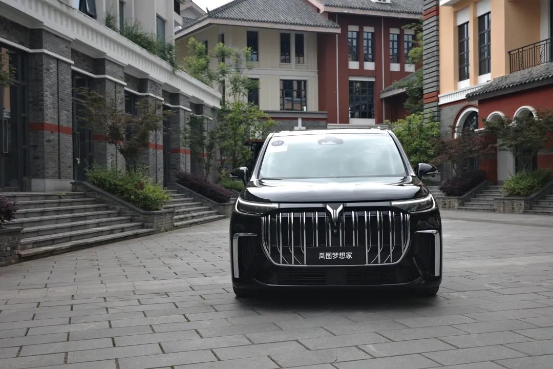 试驾东风岚图四驱电动版mpv,全新岚图梦想家mpv