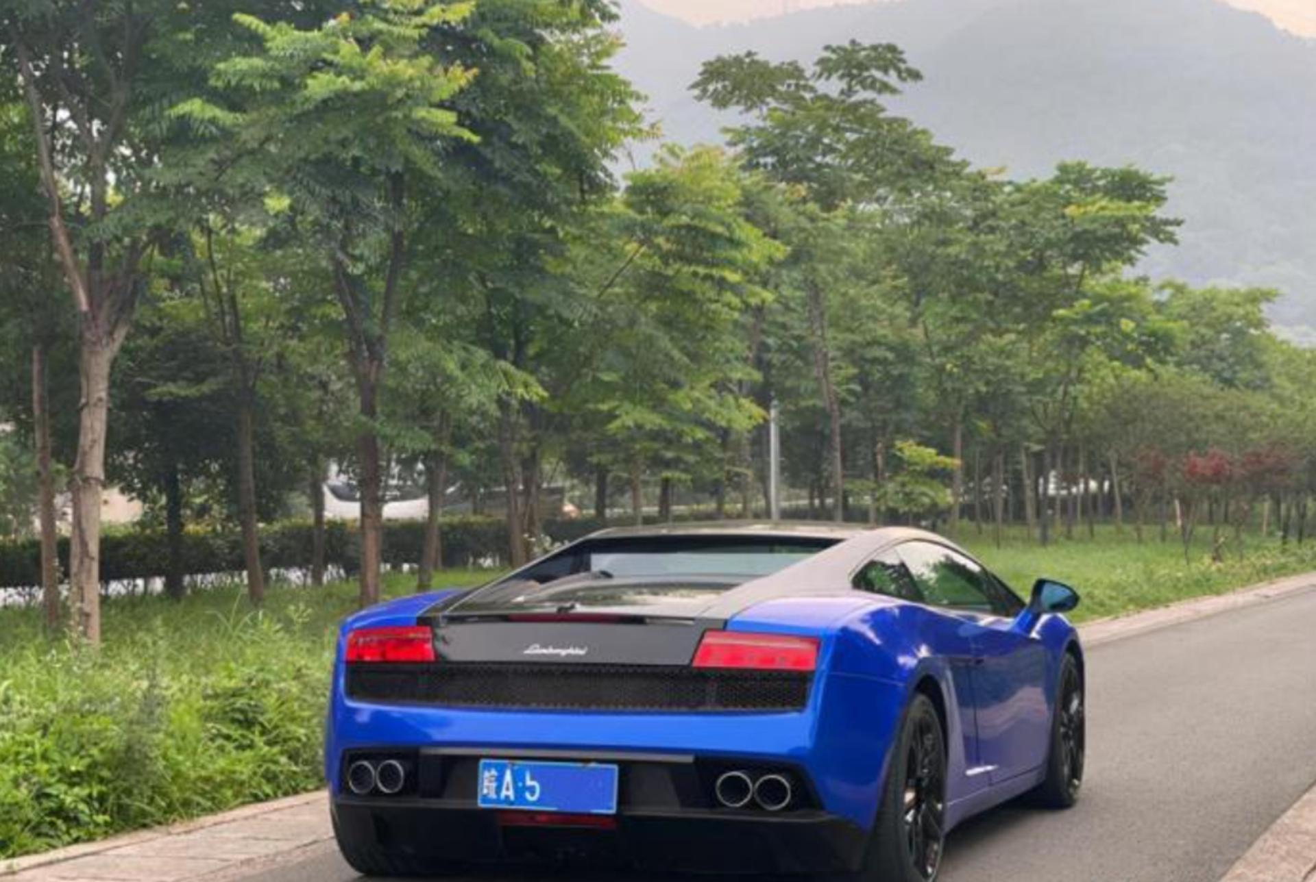 男子花1.8万租*博兰**基尼，五一带女友出门玩被堵高速，后悔不已