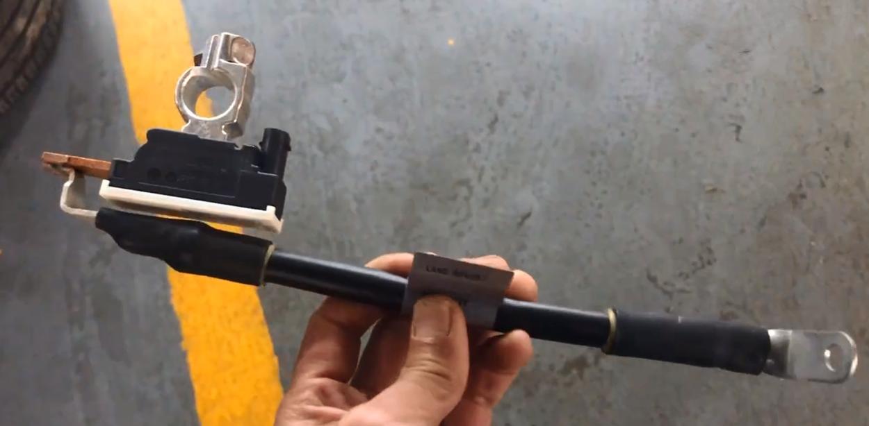 路虎充电口维修,路虎揽胜电瓶没电了怎么充电