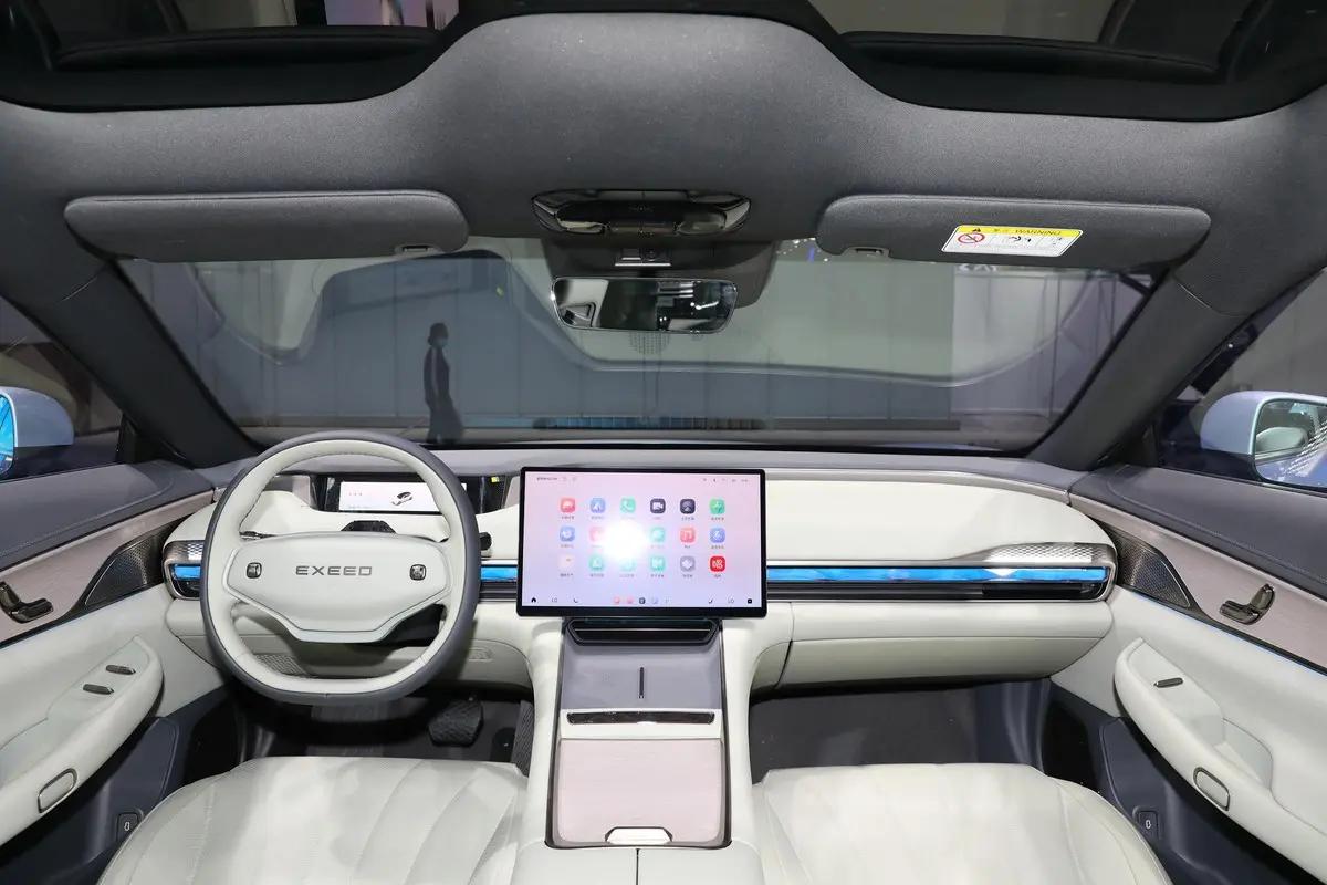 行业首创的智慧灵动岛中控等功能