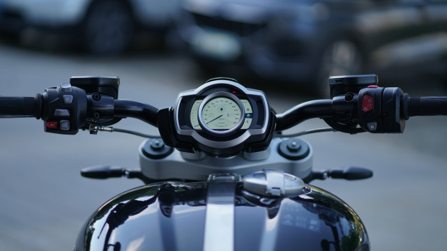 凯旋火箭3r骑行感受,凯旋火箭3好驾驭吗