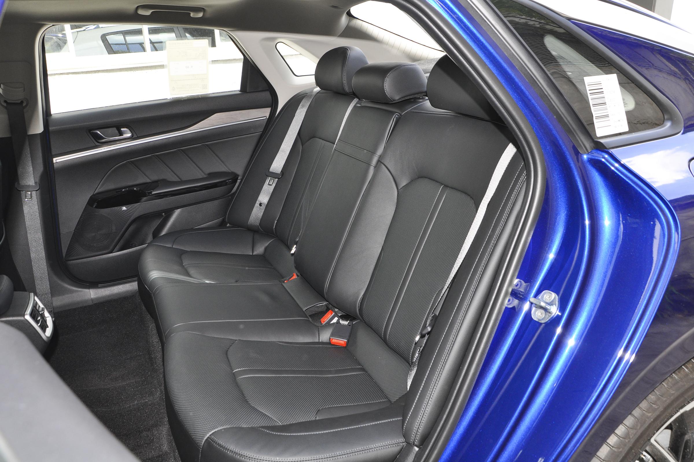 轴距2米71.8t,轴距3000毫米排量2.0的7座车