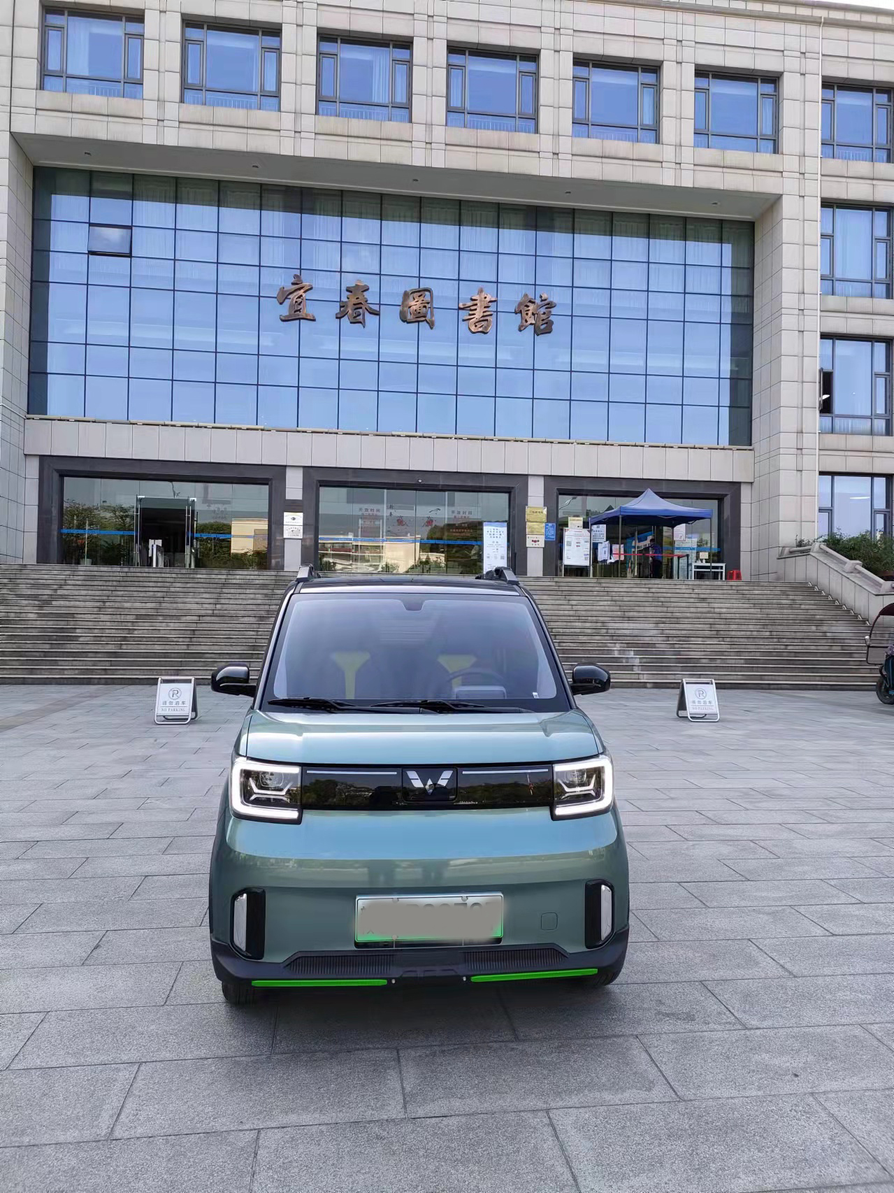 宏光minievgameboy实车,宏光minievgameboy低配版本值得买吗