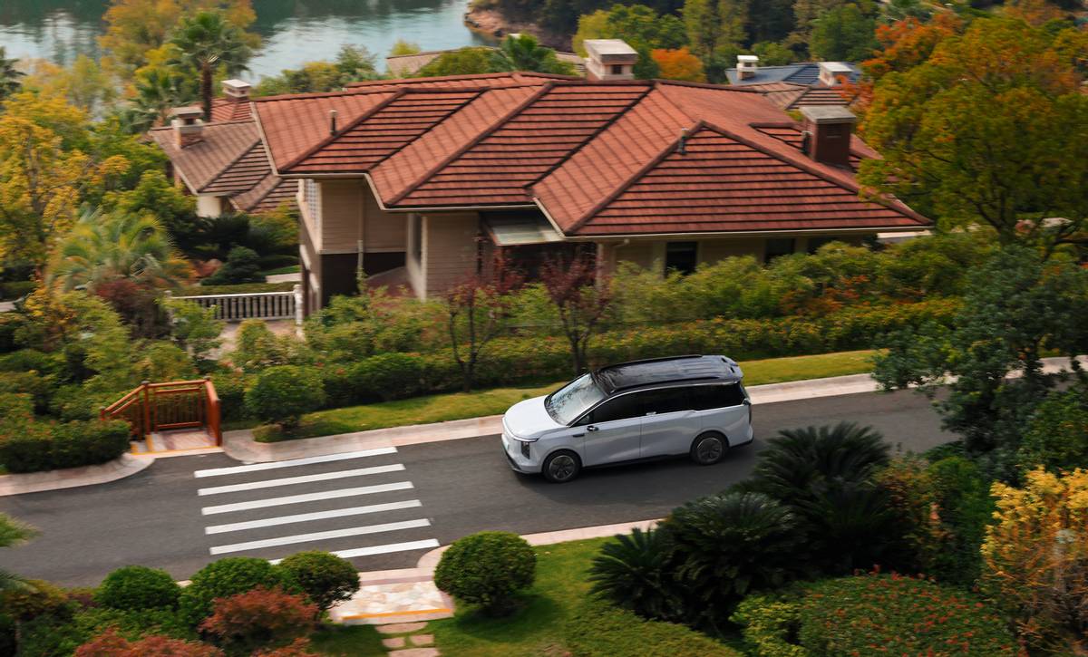 电子后视镜、旋转座椅还可换电，拥有专属化底盘设计的上汽大通大家7是否解决了MPV的痛点？