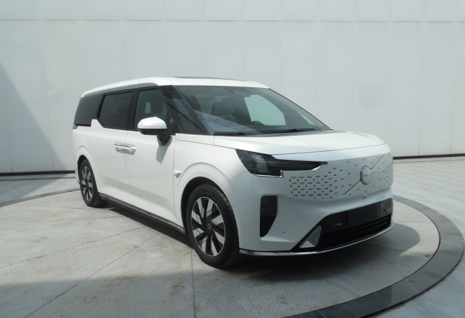 理想MEGA颜值很难评沃尔沃EM90怎么样|汽势新车