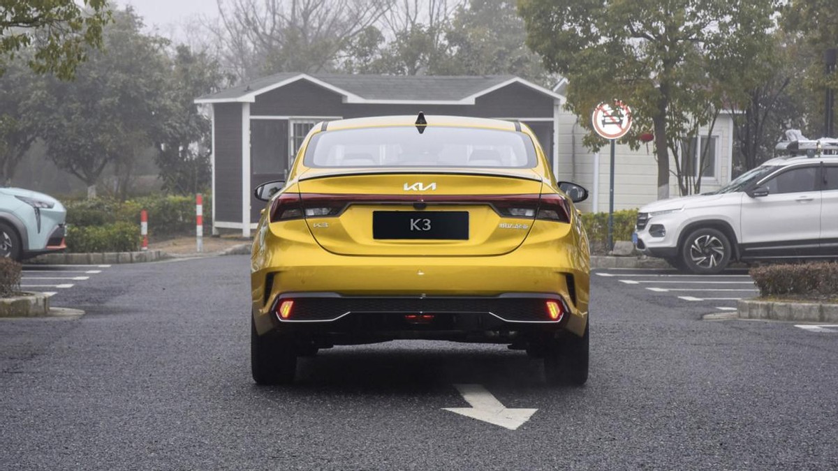 首推次顶配车型698万起售,起亚k3新款1.4t奋斗版蓝色