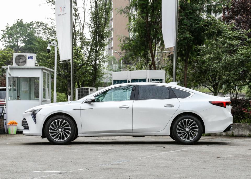 君越2022与本田雅阁哪个好看,2010年别克君越与本田雅阁比