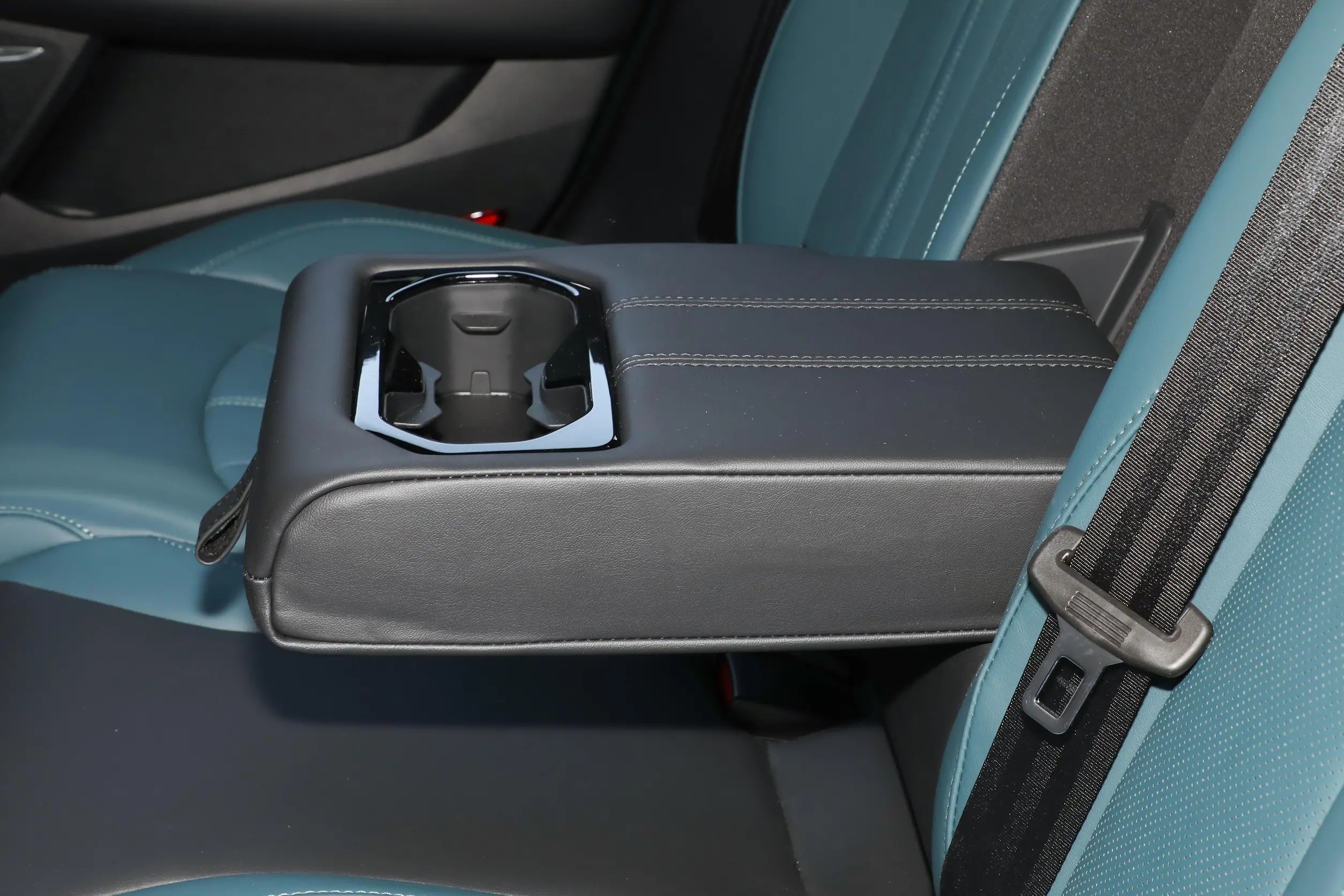 适合年轻人开的车第4款,五六万省油耐造操控好的代步车