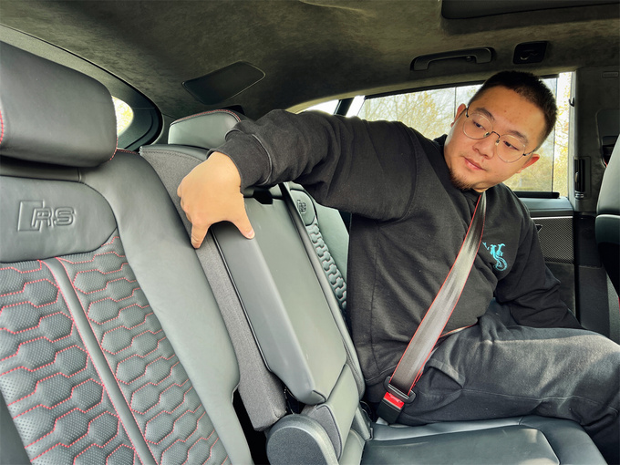 《豪华180》评奥迪RSQ8足够豪华的性能车啥样？