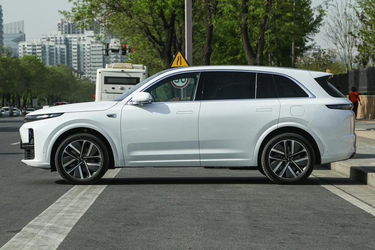 5座m7与新岚图哪个更好,岚图free增程版2022款六座后排