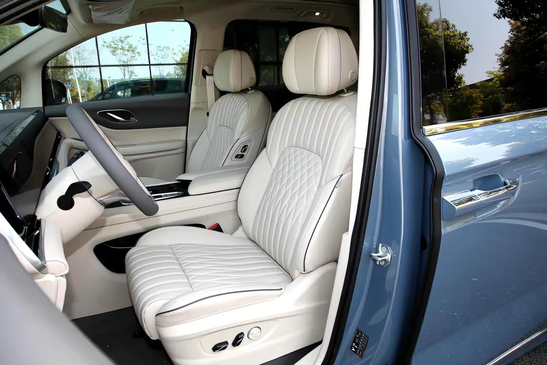 梦想家EV,座椅布局2+2+3,配435马力,配置丰富,指导价38.99万