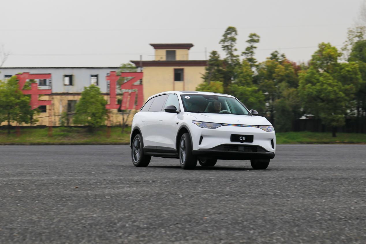 2023入门版c01和c11哪个值得买,零跑c01最新款试驾