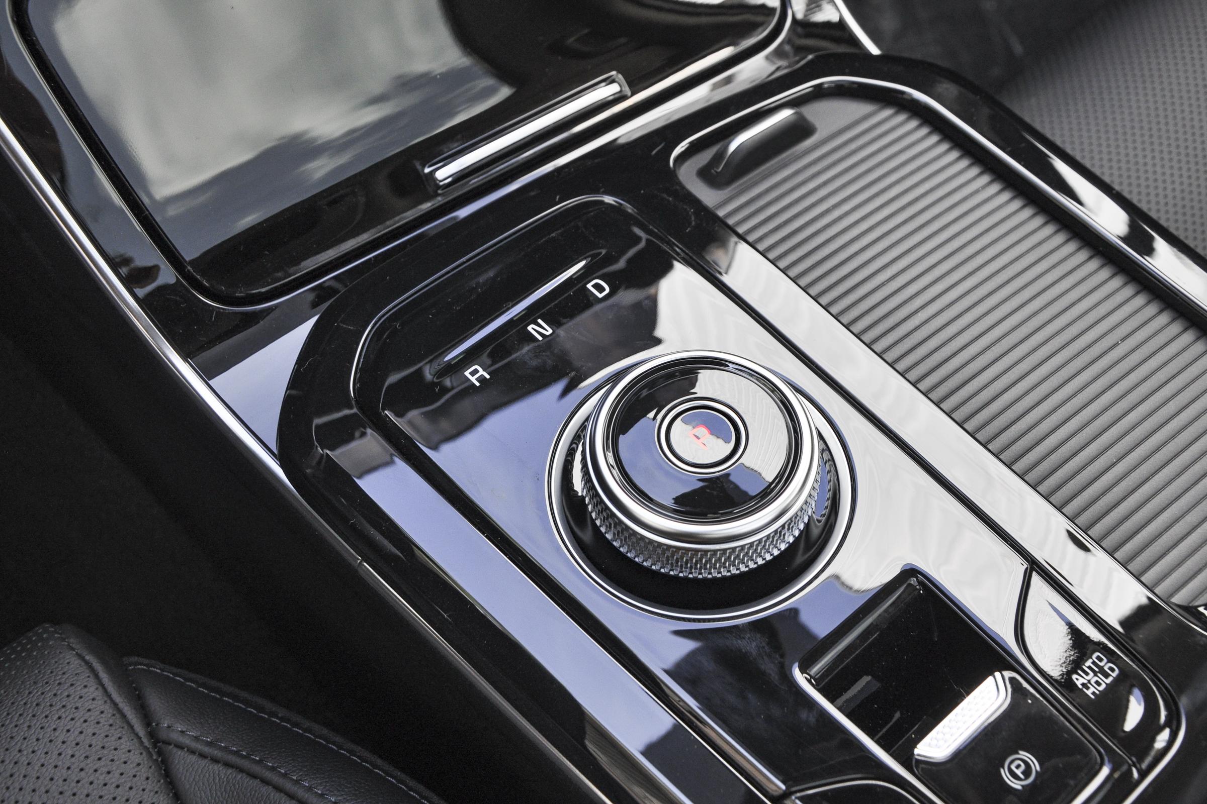 轴距2米71.8t,轴距3000毫米排量2.0的7座车