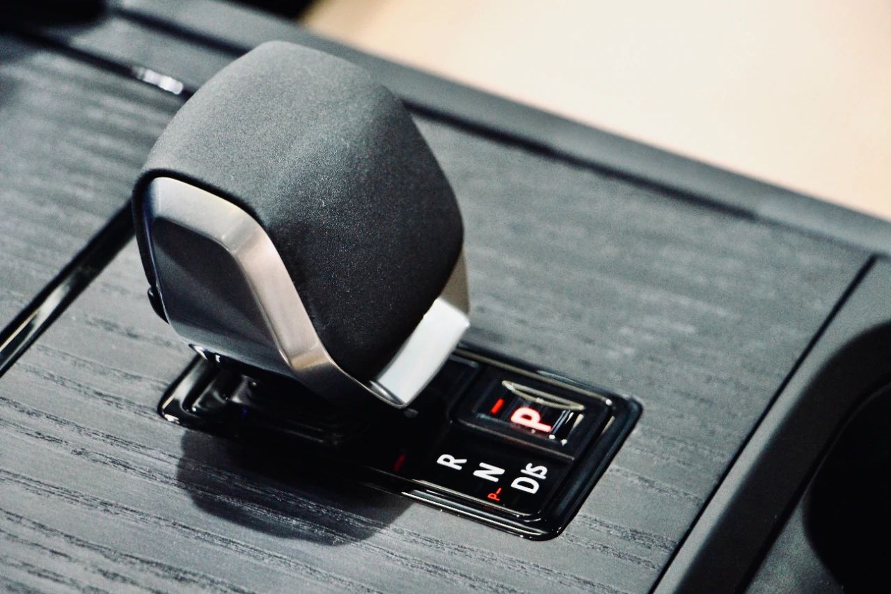 路虎揽胜星脉上市售价小幅上扬,路虎发现运动和星脉价格