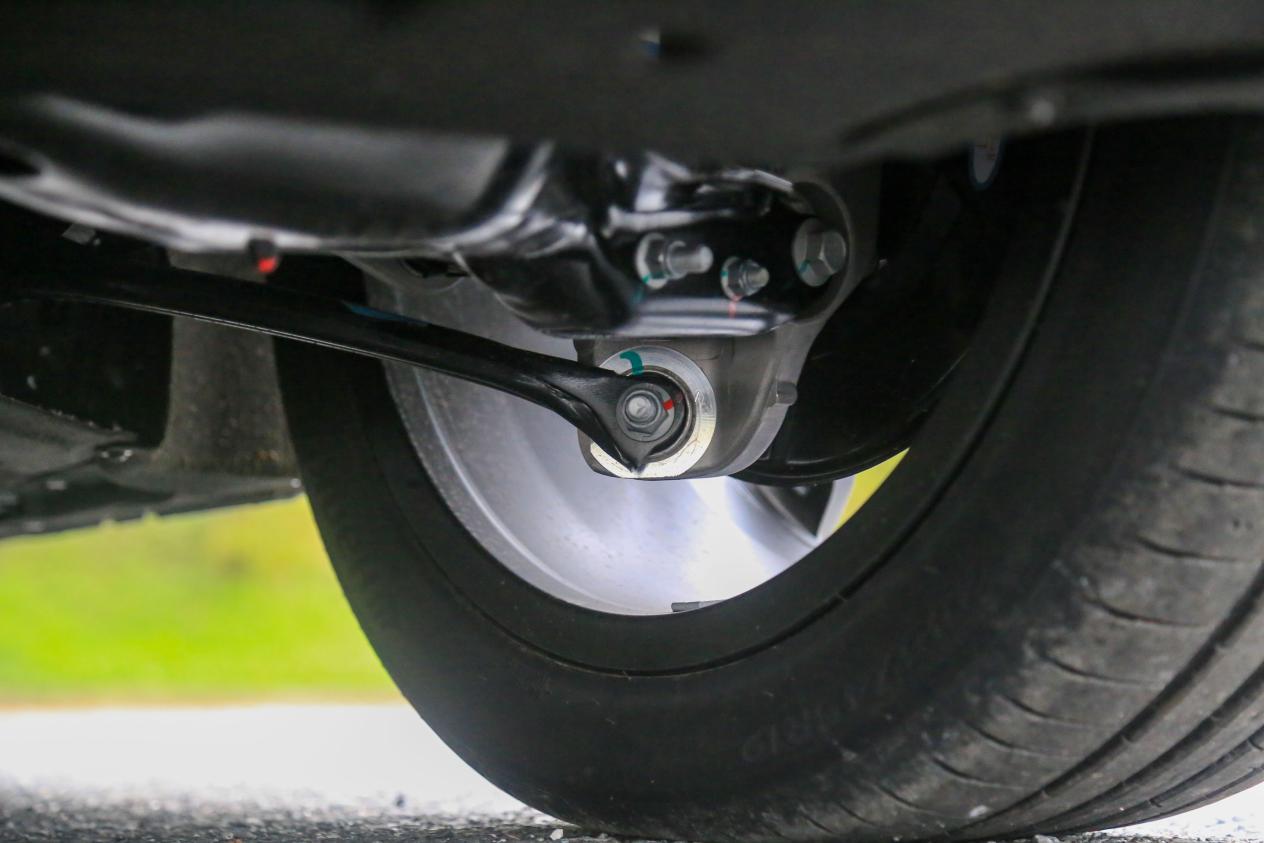 2023入门版c01和c11哪个值得买,零跑c01最新款试驾