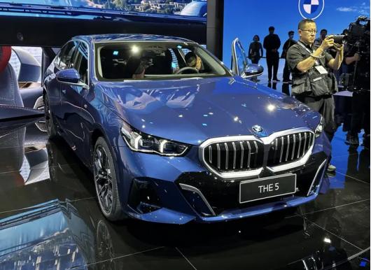 奔驰e级宝马5系奥迪a6l权威对比下,宝马5系530和奔驰e级300哪个好