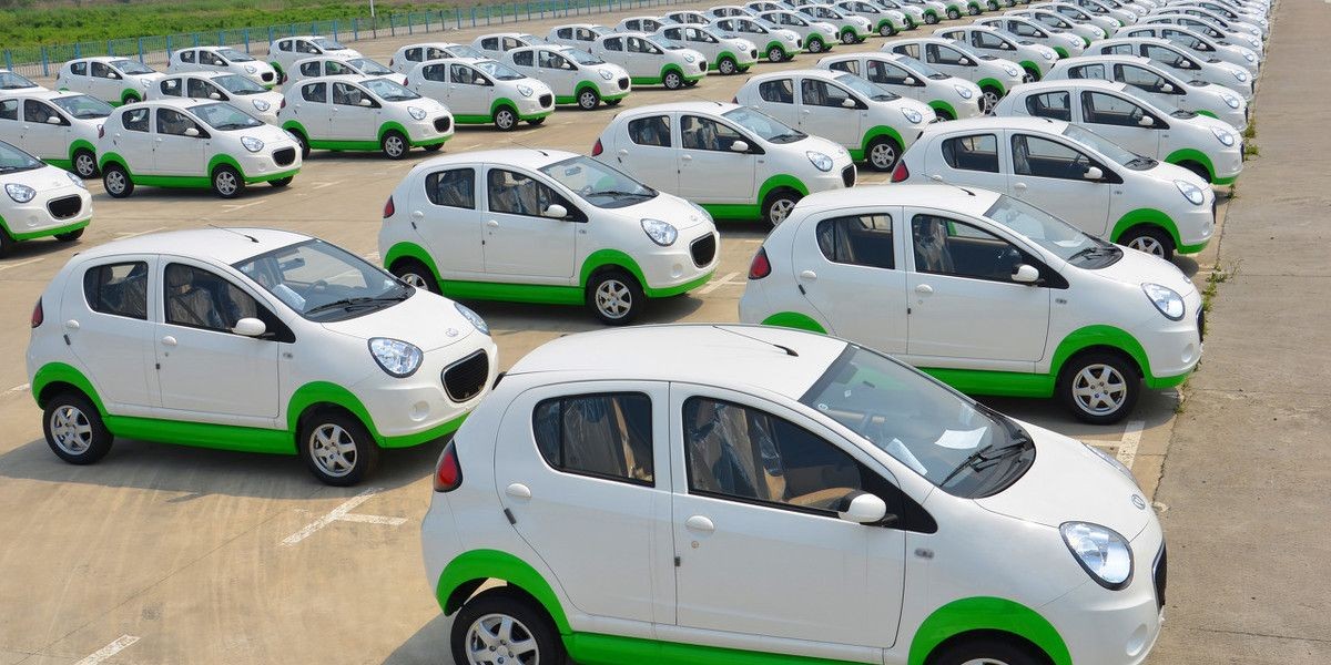 燃油车和新能源车全方位对比,为什么有许多新能源库存车很便宜