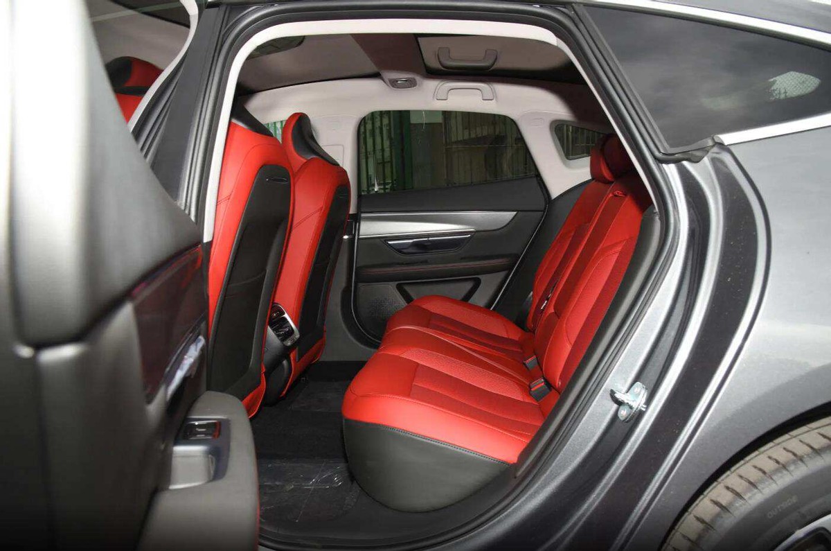 小鹏p7i将推出全新车型,小鹏p7i性能版驾驶感受对比普通版