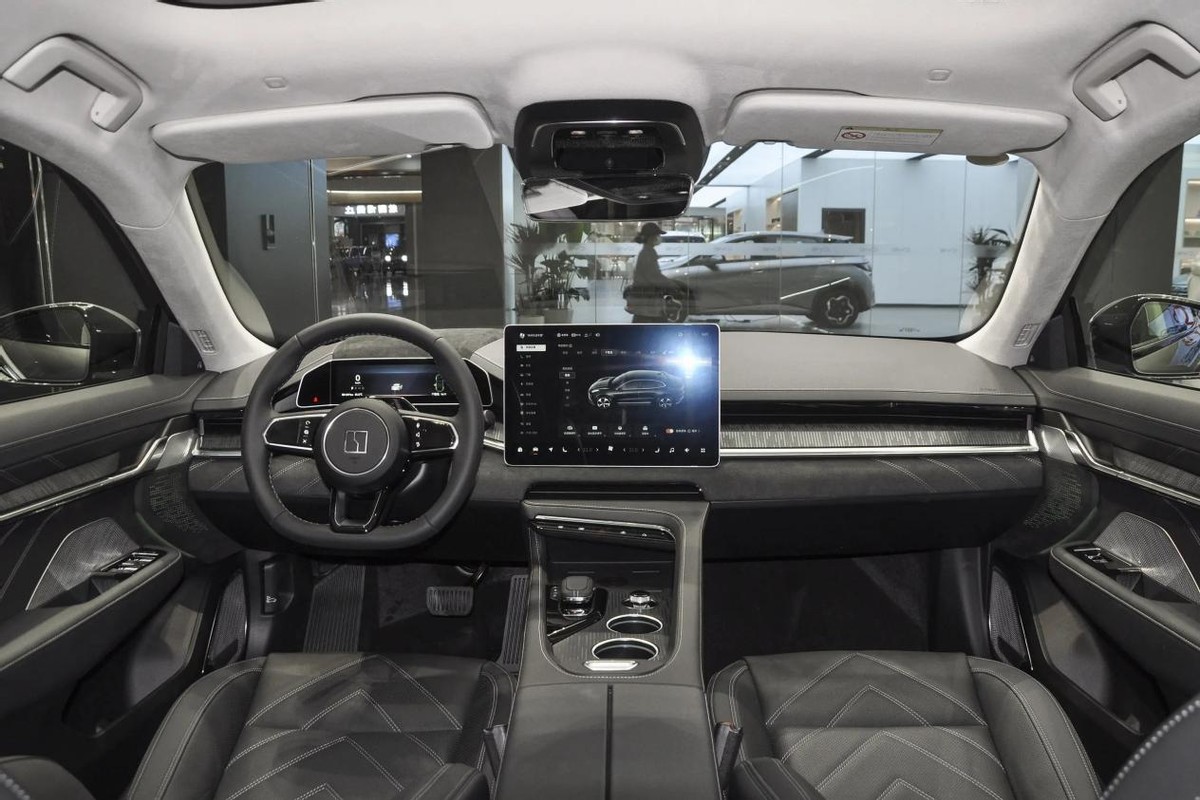 岚图追光phev颜值配置不输bba,岚图追光phev和bba