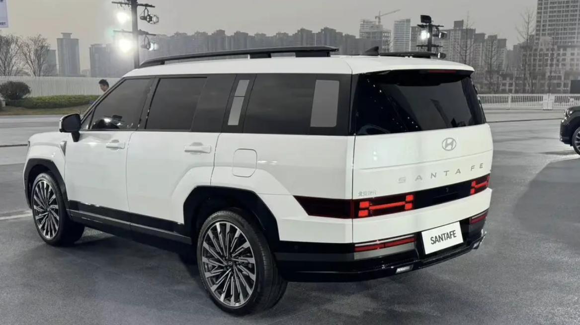 向路虎揽胜致敬，外形接近方盒子，现代全新胜达悄然亮相