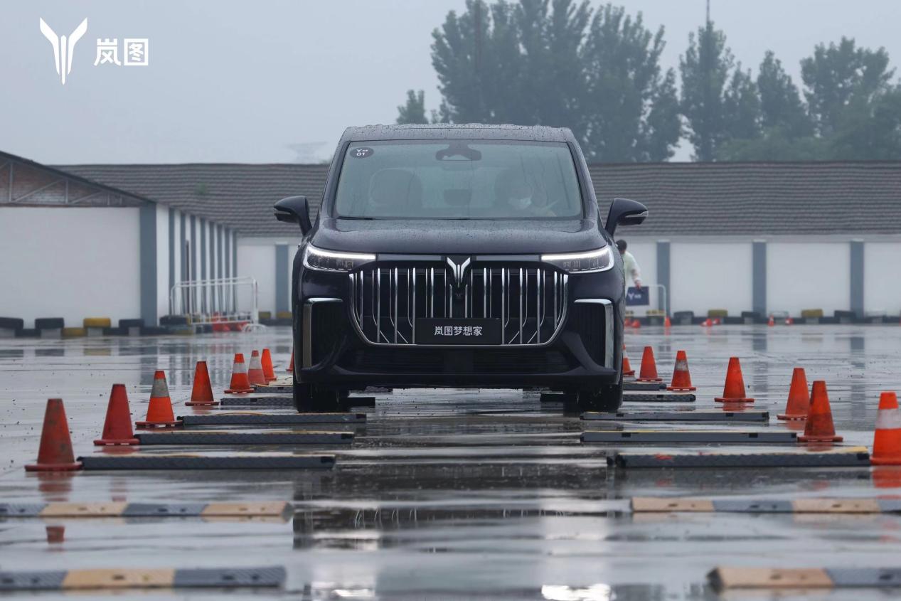 新款岚图梦想家试驾感受,试驾岚图梦想家体验梦想从家出发