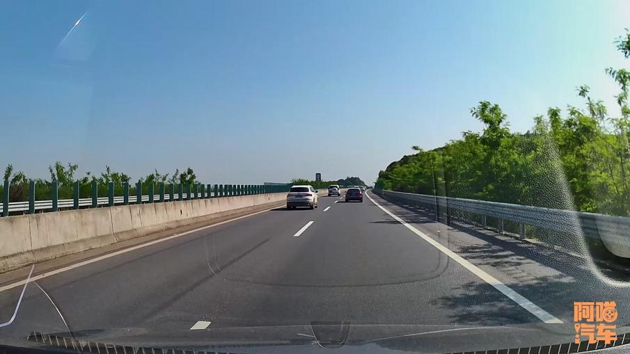 高速上遇到他人出车祸,高速路上出车祸应该怎样正确处理