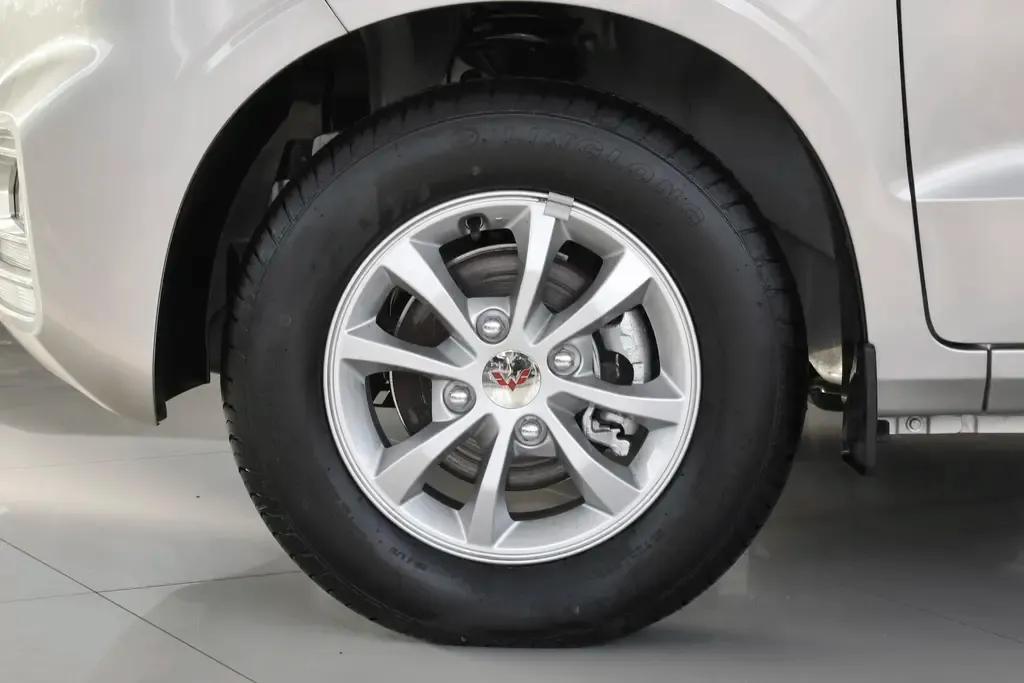 配1.5L发动机，百公里综合油耗6.4L，五菱宏光V实力怎么样？