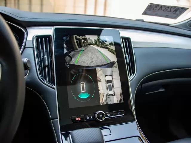 天幕+大空间+14.3英寸屏，荣威i6MAX称得上A+级轿车杠把子