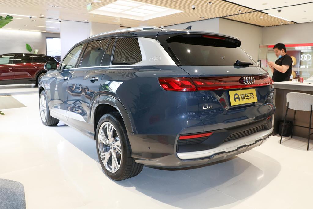 奥迪电动suvq6,奥迪q66座suv几种颜色