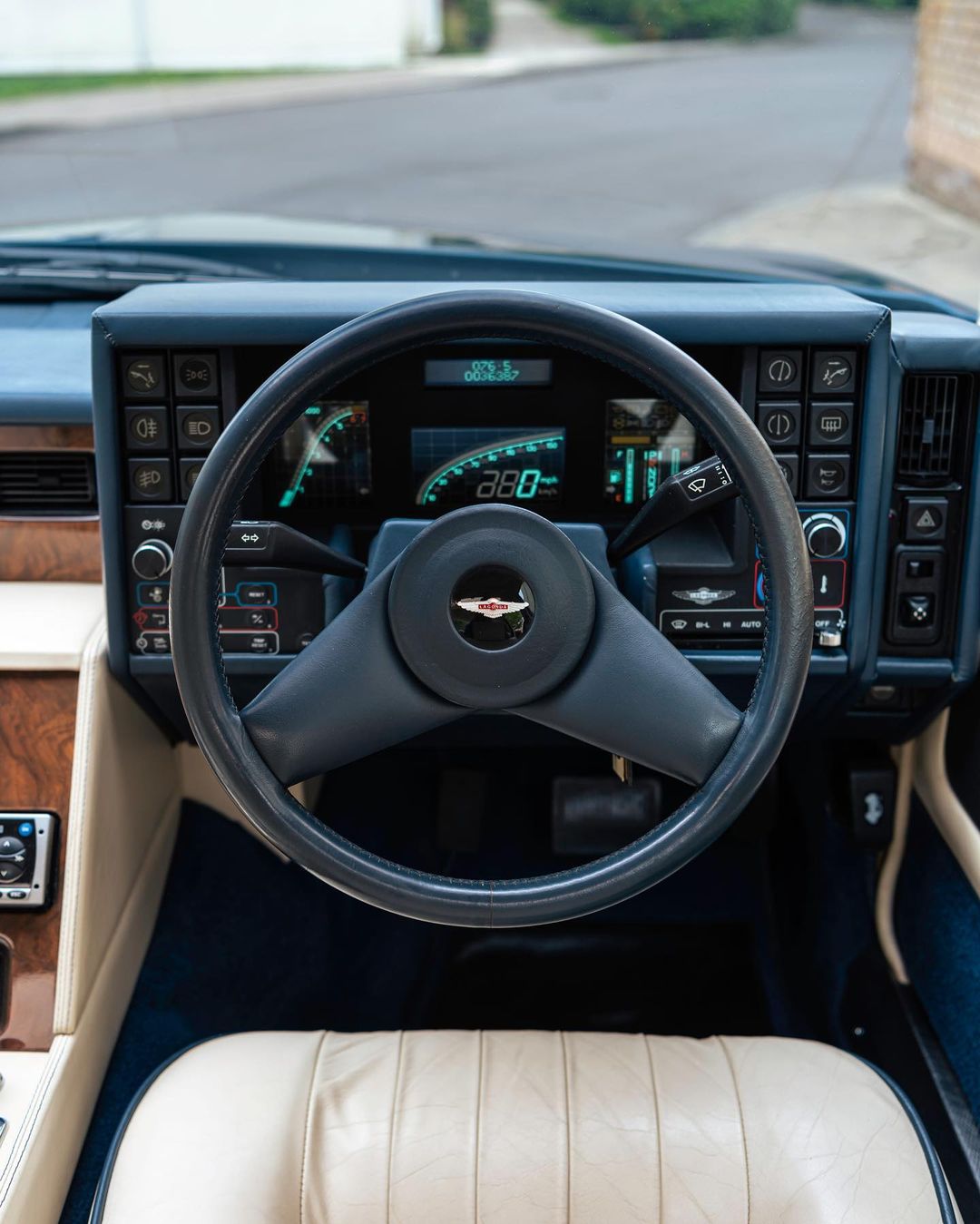 80年代阿斯顿·马丁·拉贡达价格,阿斯顿马丁老款拉贡达