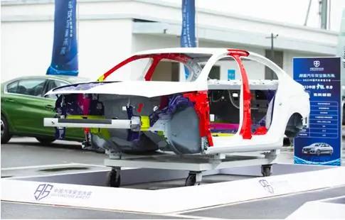 巨型弹弓撕扯仍正常驾驶不愧是家轿卷王