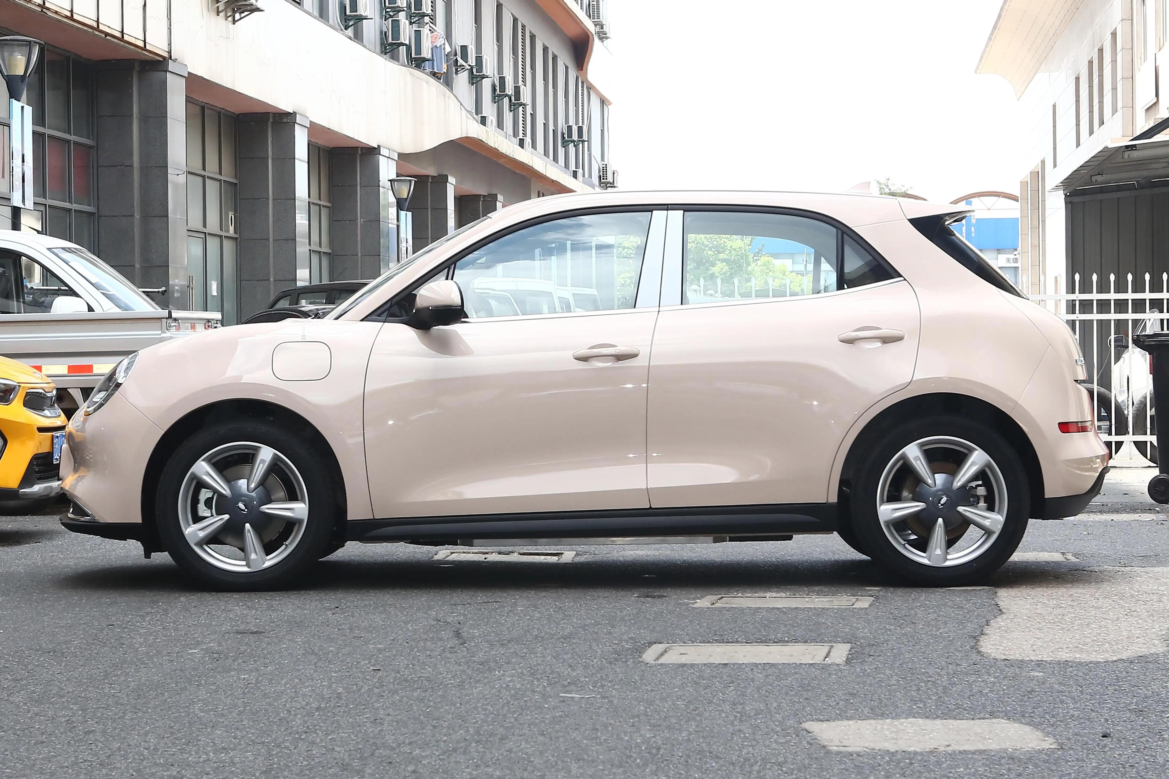 小姐姐开的燃油版车6万超高颜值 (适合小姐姐代步神车)