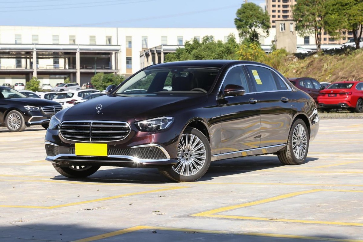奔驰e2022款300l立标殊享版,立标奔驰e300l豪华版