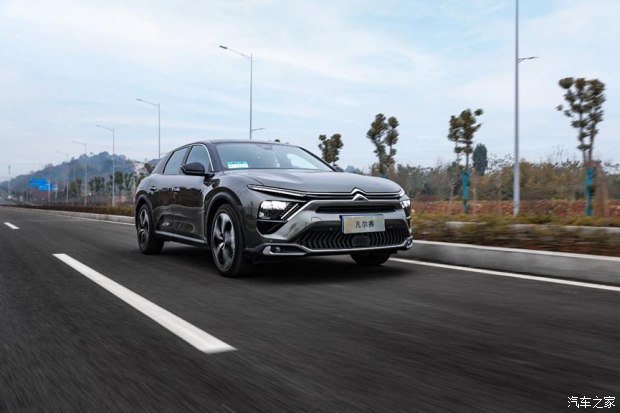 凡尔赛c5xfm版上市,凡尔赛c5x与途岳比较哪个好