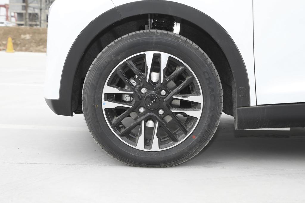 配造型凌厉的前保险杠显得运动,黑前保险杠配什么颜色中网