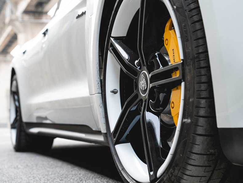 保时捷taycan绿色轮毂,保时捷taycan米色金属漆