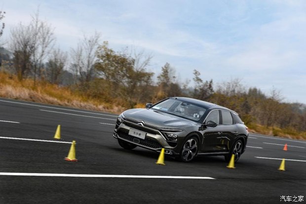 凡尔赛c5xfm版上市,凡尔赛c5x与途岳比较哪个好