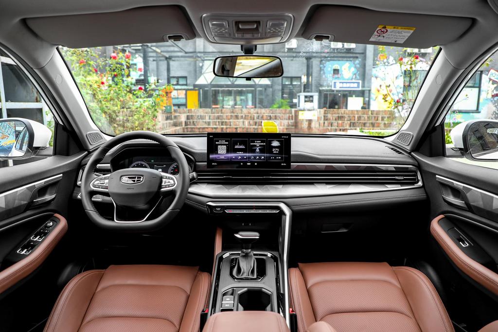 底盘震动油门踏板震动,新车油门踏板方向盘轻微振动