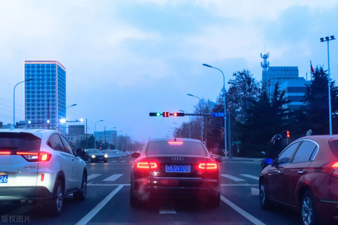 起步轰一脚油门好吗,起步轰油门怎么回事