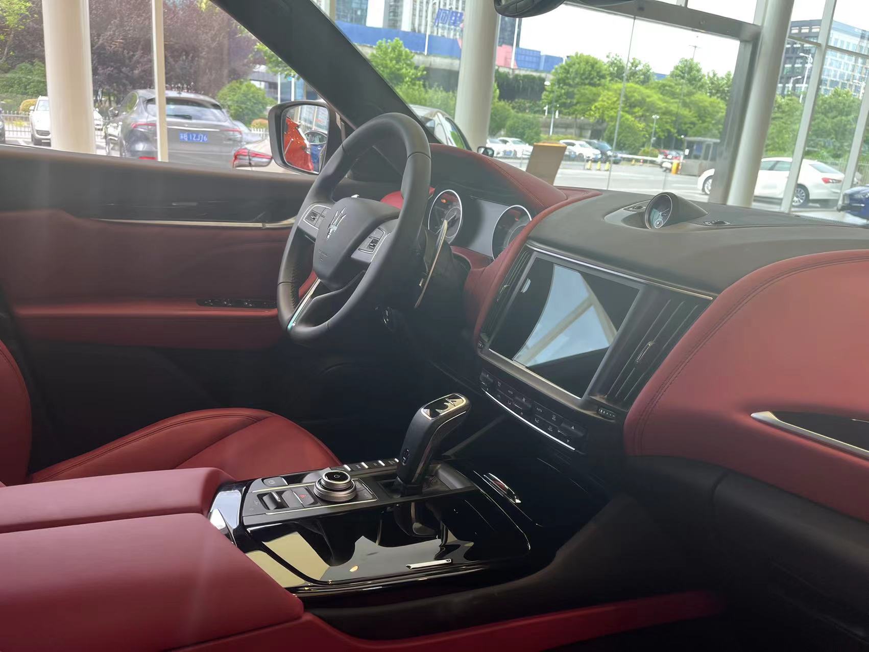 举杆挥洒绅士游戏尽享尊贵典雅