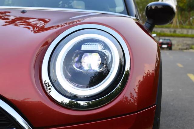 女性开宝马mini给人什么感觉,年轻人第一台车建议选宝马mini吗