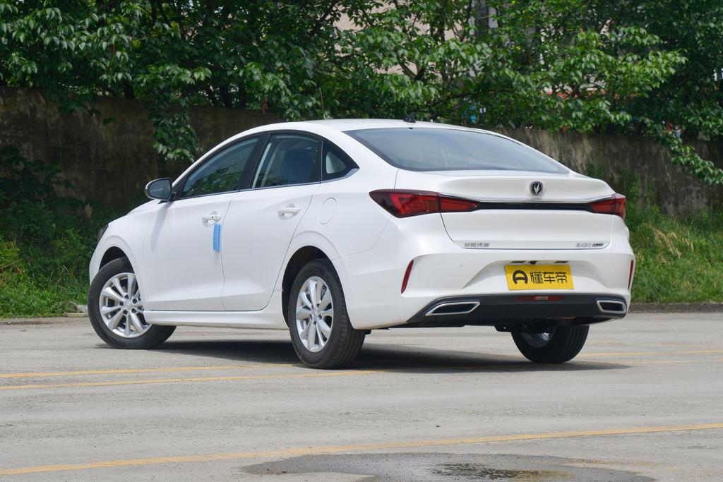 逸动的前保险杠区域,逸动plus20231.4t尊贵版前保险杠