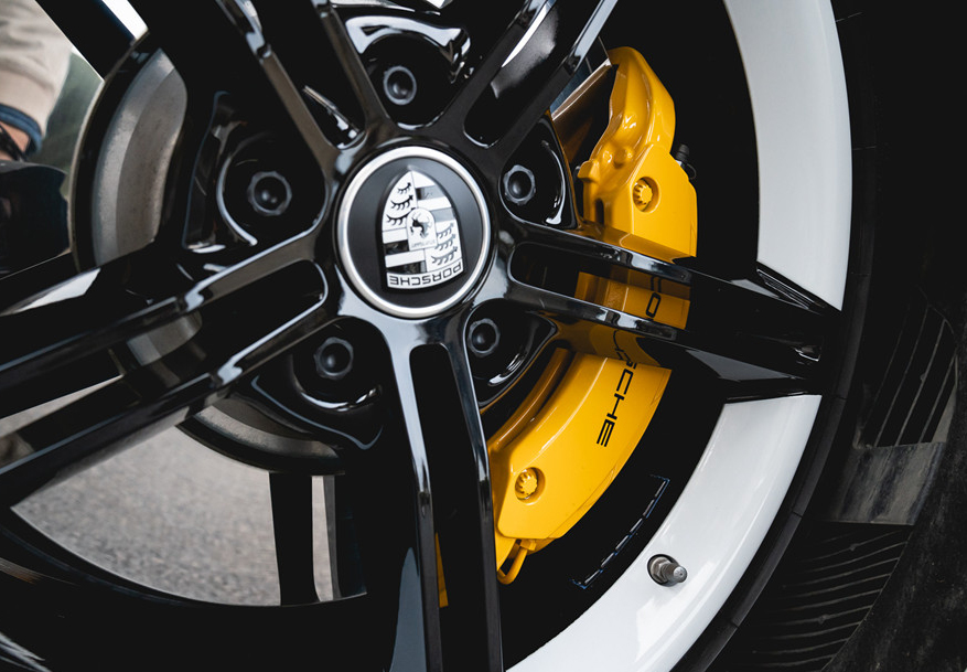 保时捷taycan绿色轮毂,保时捷taycan米色金属漆