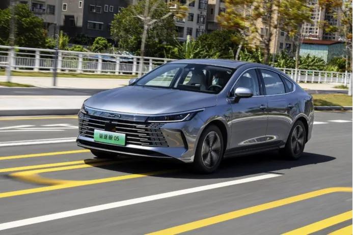 比亚迪护卫舰07和驱逐舰05哪个好,24款比亚迪驱逐舰05荣耀版试驾