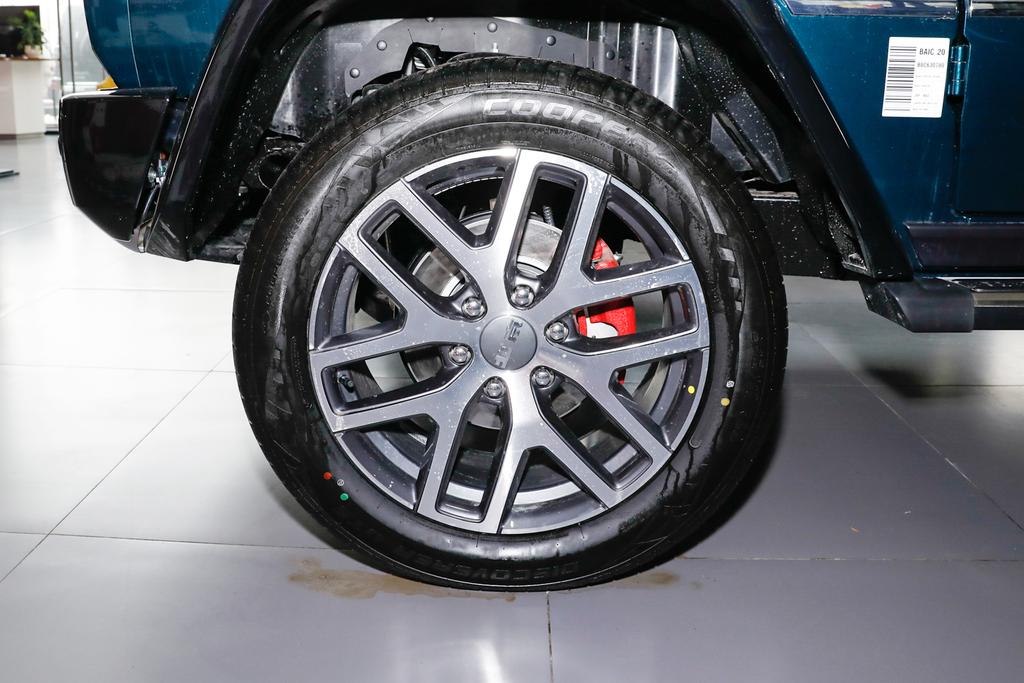 3.0tv6插电混越野车,搭6.2升v8引擎