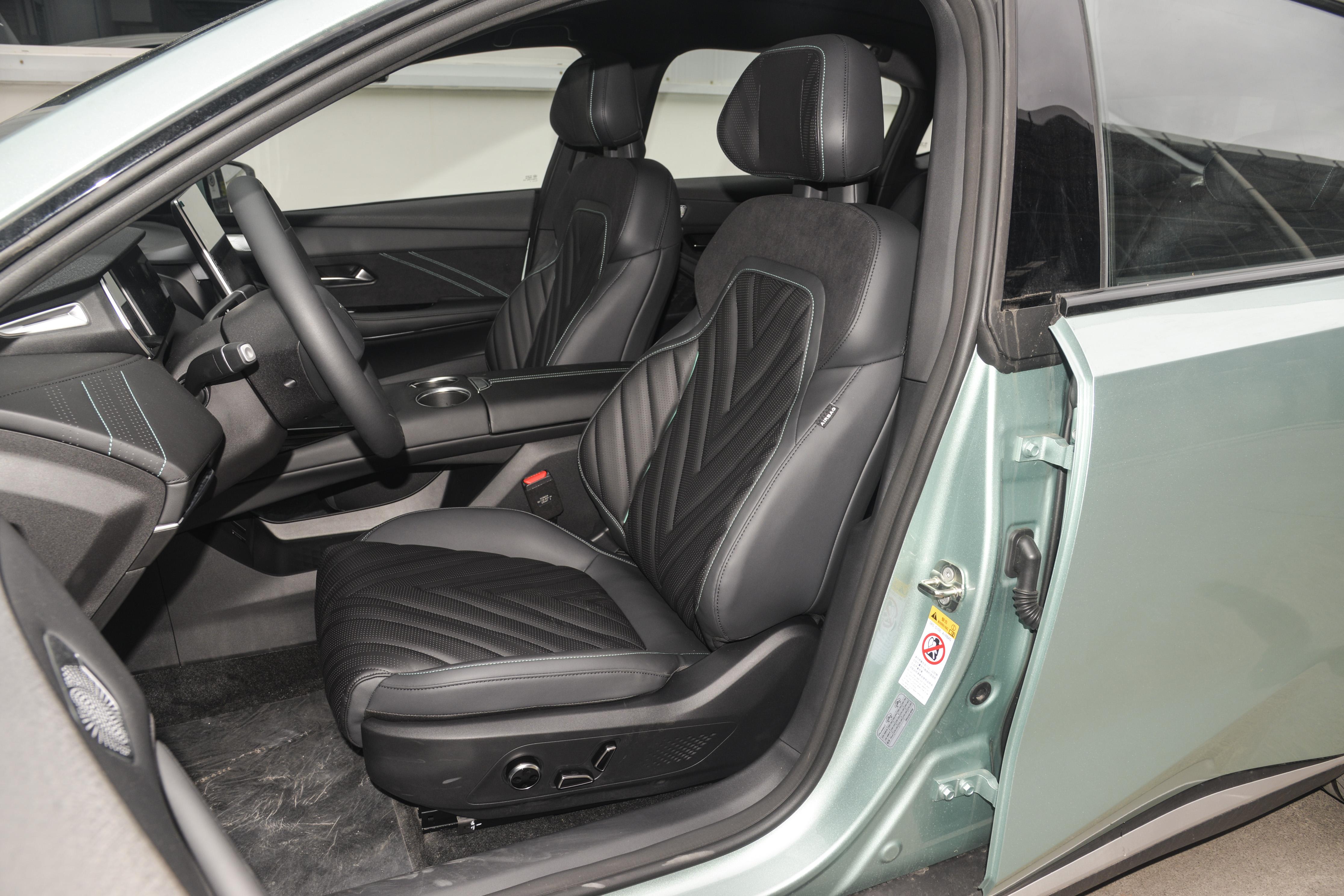 荣威d7dmh驭光蓝和刀锋银对比,插电版荣威d7值得选吗