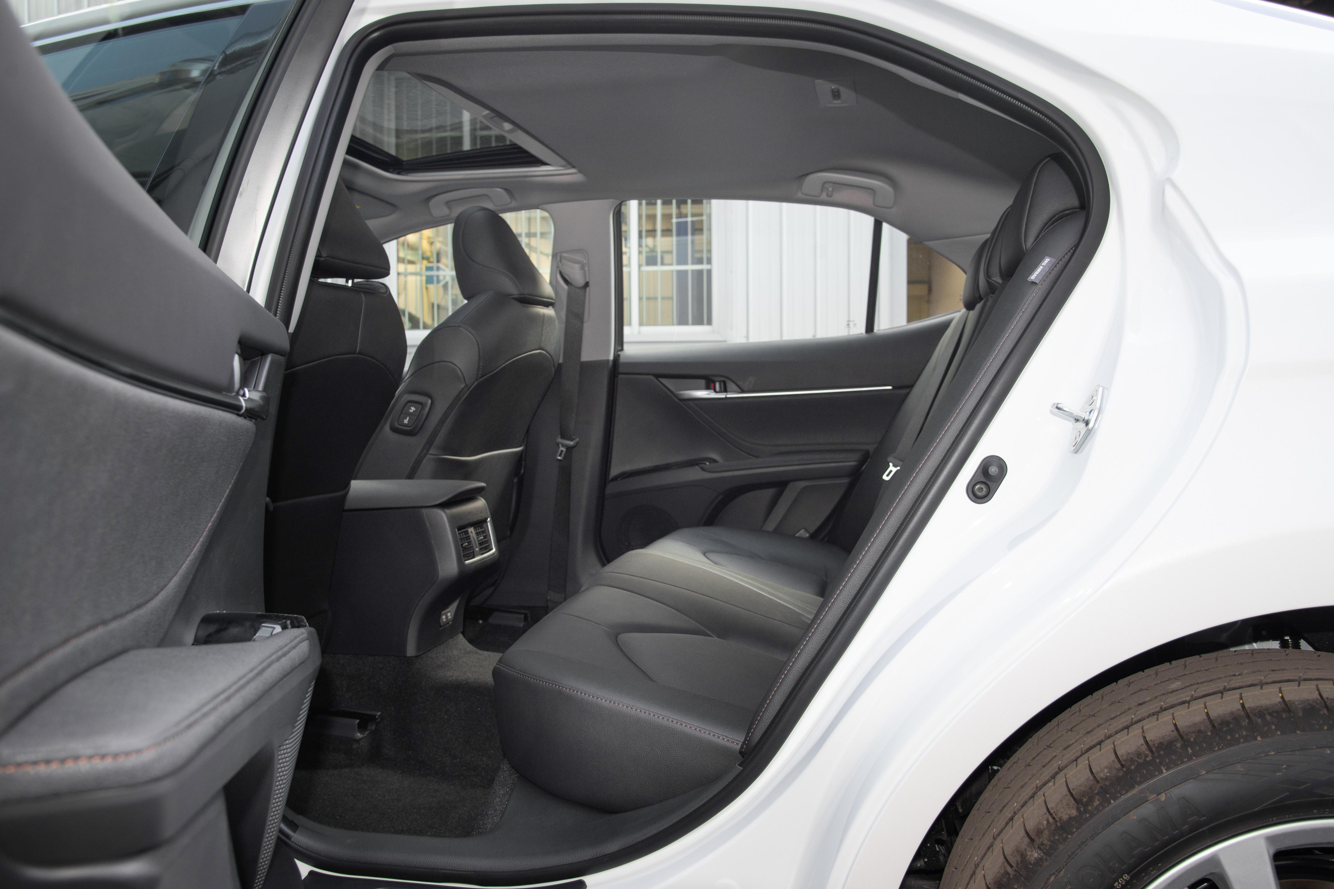 试驾丰田凯美瑞：配2.0L自吸发动机，NEDC综合油耗5.7L，值得入手