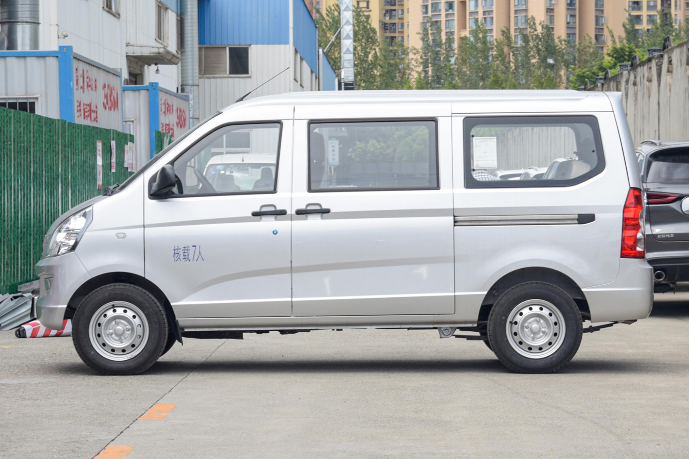 解读五菱荣光，售4.39万，经济实用的“创富”车，有何优缺点？