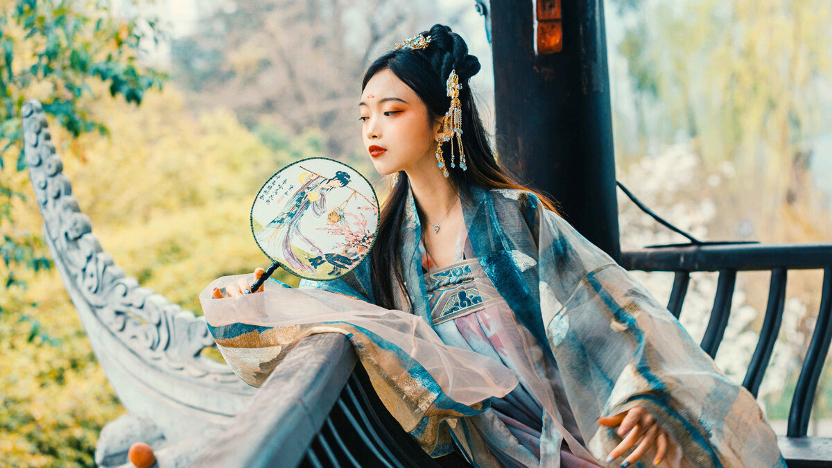 小说：传家宝玉只给了哥哥，刁蛮妹妹故意摔碎，正好一人分得半边