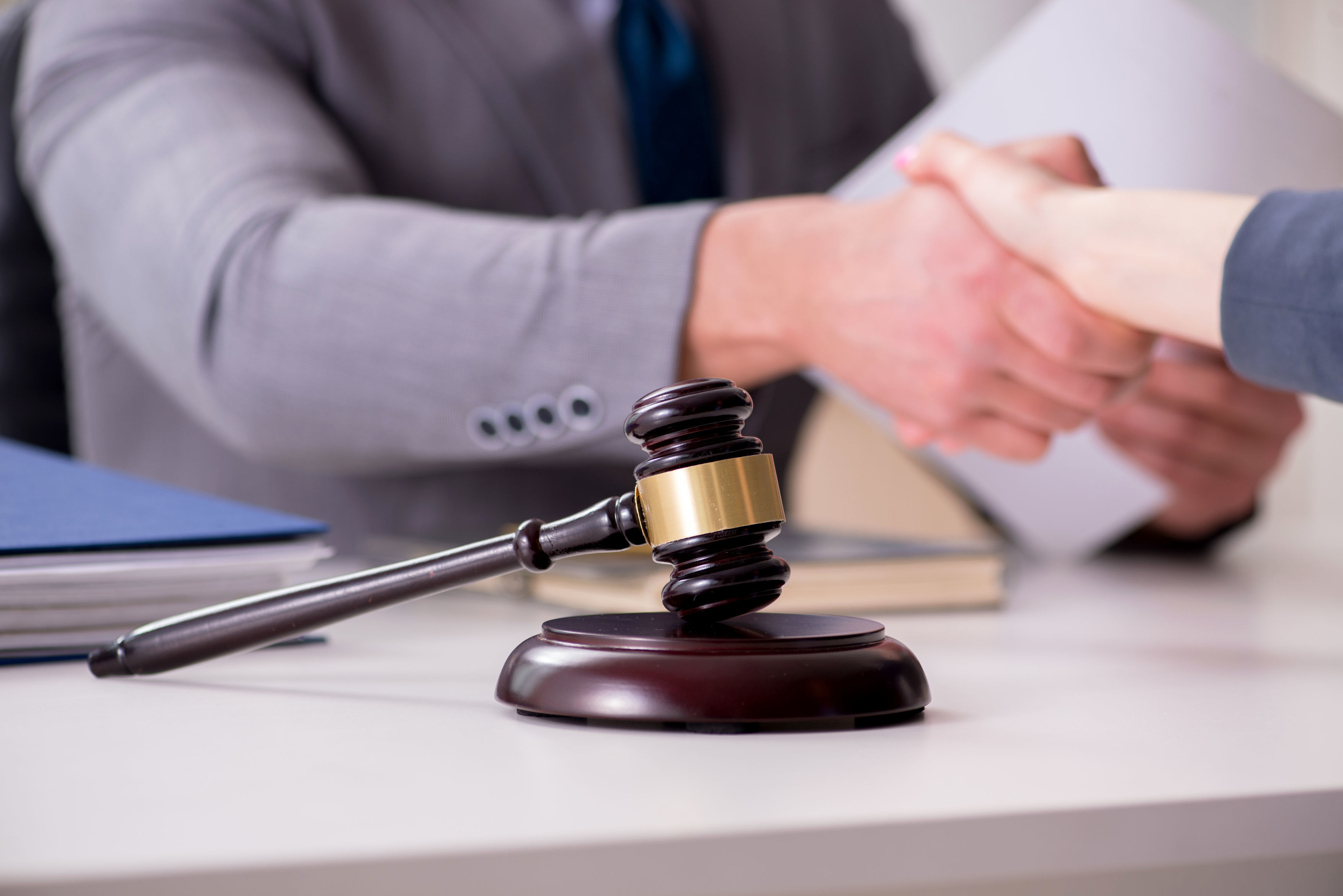 律师遭遇职场压迫，不堪受辱愤而辞职，最后居然推动了法制改革